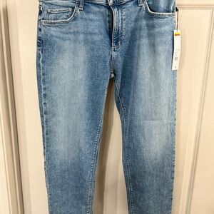 Joe's Jeans Blue Slim Fit Denim. Midrise tapered boyfriend. THE BOBBIE